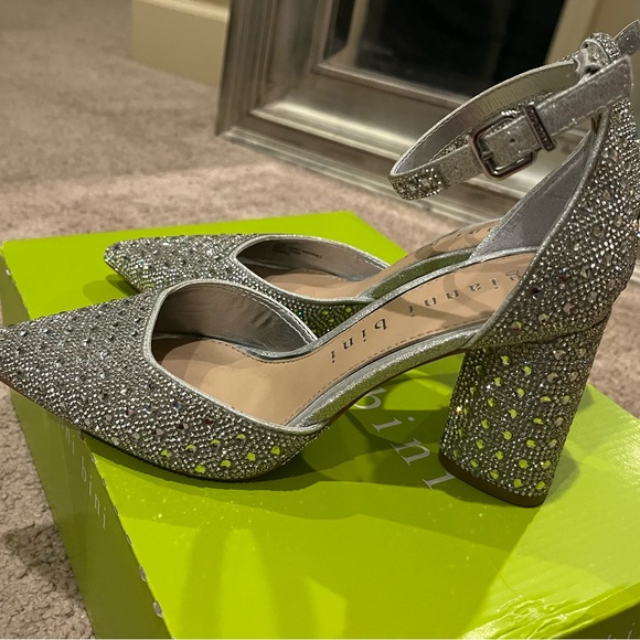 Gianni Bini size 6 silver formal shoes - Picture 9 of 15